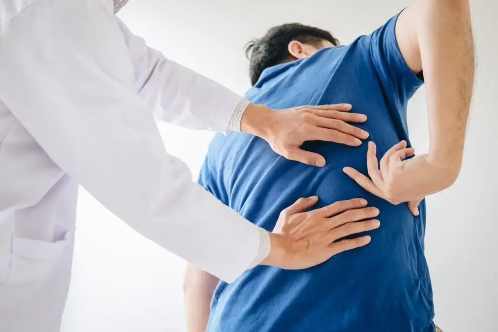 Wirbelgleiten verstehen: Ursachen, Symptome und Behandlung der Spondylolisthesis. Wann Therapie reicht und wann eine Operation sinnvoll ist.