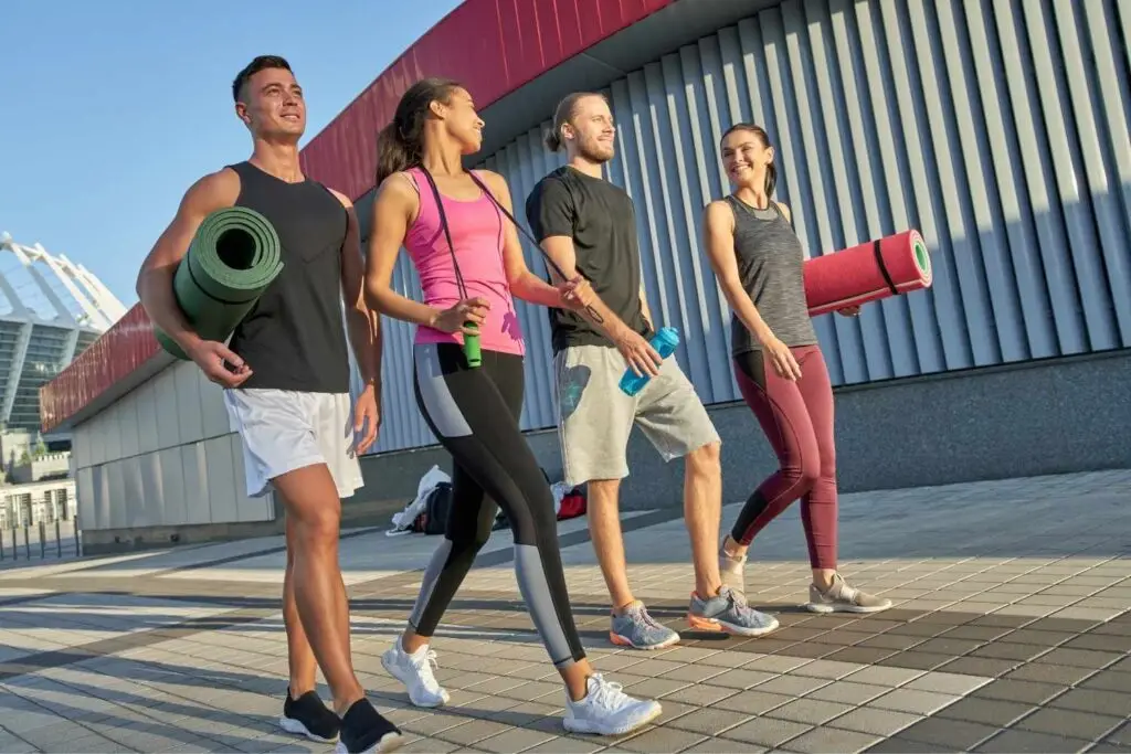 Menschen mit Yoga Matten